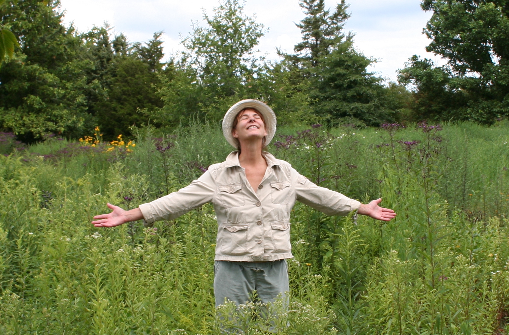 Goodbye Lawn, Hello Biodiversity with Suzanne Ruggles, the Barefoot